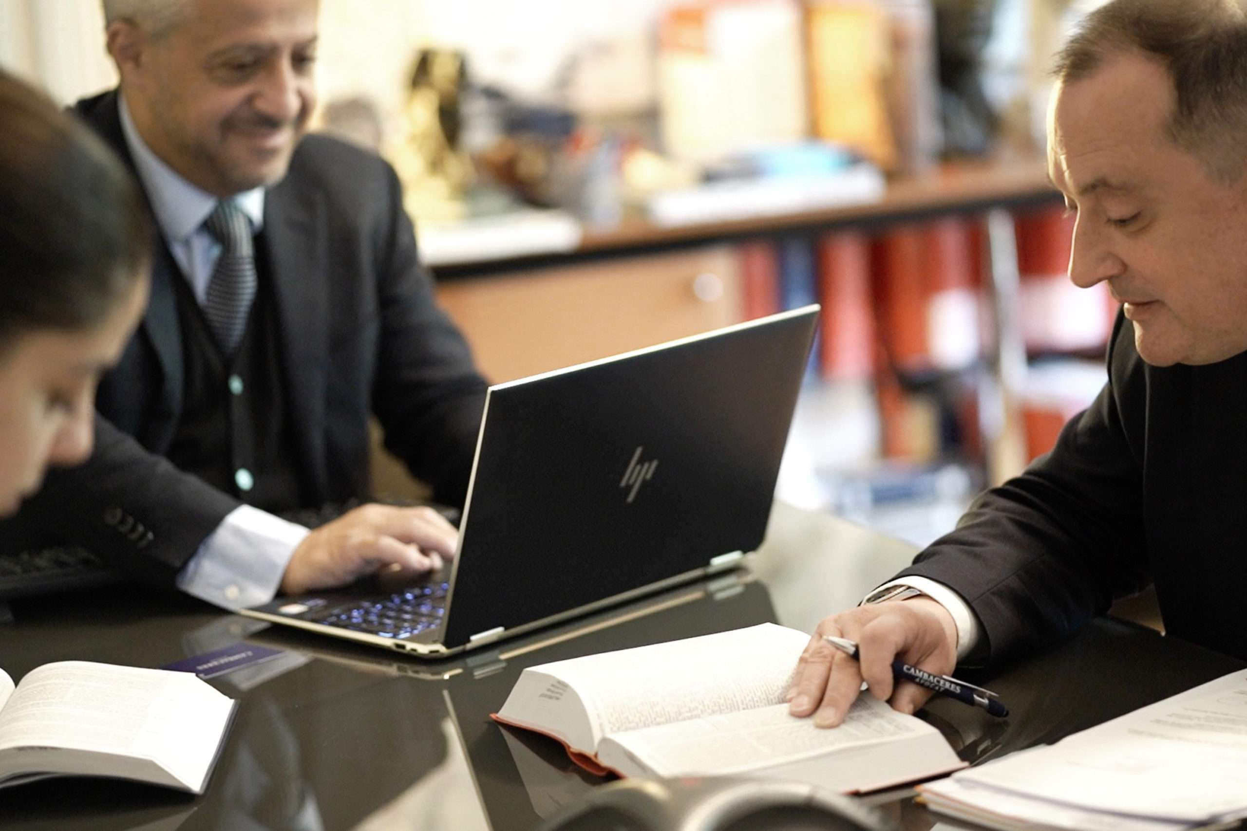 L’équipe du cabinet Cambacérès Avocats en séance de travail